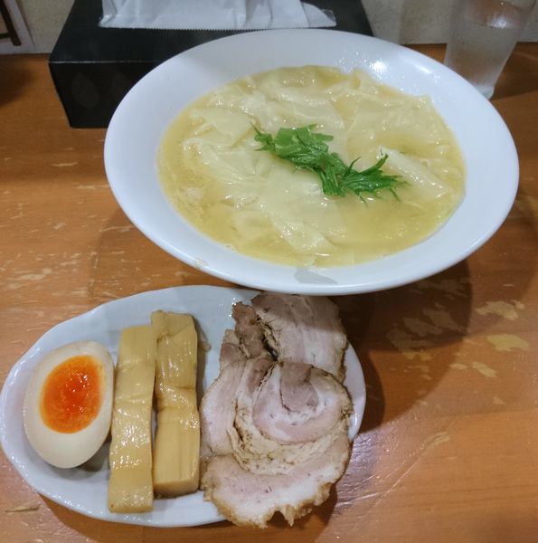 「ひもかわらぁめん 塩 大盛 爆じゅう餃子３個」@爆じゅう餃子 餃点の写真