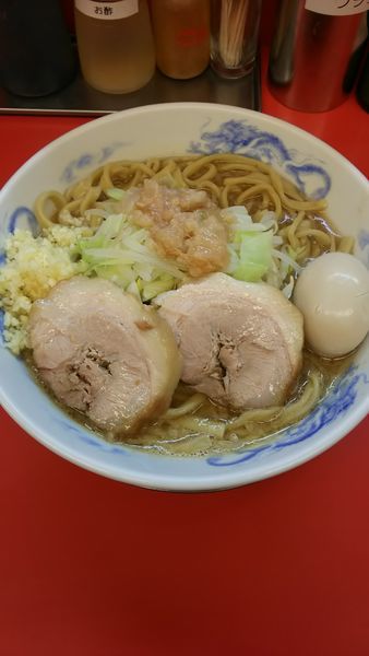 「豚玉ラーメン（ヤサイ少なめ、トッピング：アブラ、ニンニク）」@ジャンクガレッジ 北浦和店の写真