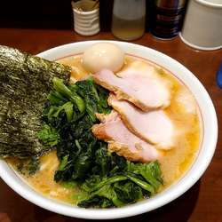 特製ラーメン(もも)+ほうれん草(硬め、濃いめ)