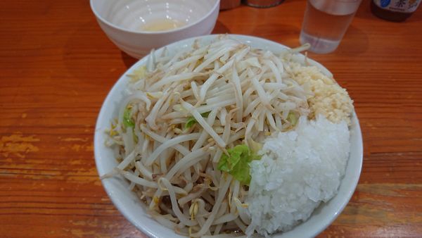 「ラーメン 300g ニンニクマシ 生たまご タマネギ」@らーめん じろきんの写真