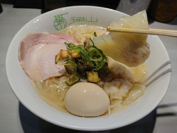 「【限定】冷やし煮干しの海老ワンタン麺850円＋他」@中華蕎麦 瑞山（ZUIZAN）の写真