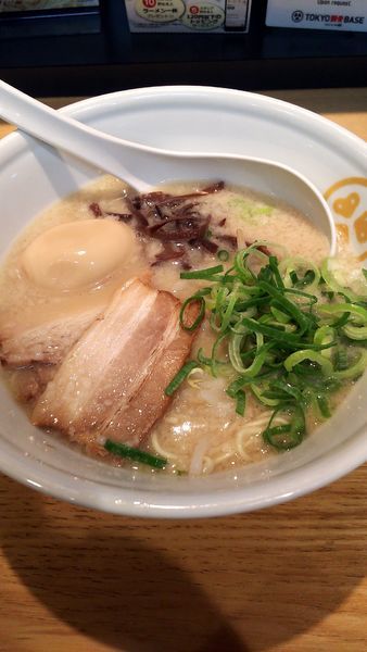 「豚骨白味玉入り(810円)・替玉(100円)」@TOKYO豚骨BASE MADE by 博多一風堂 ペリエ海浜幕張店の写真