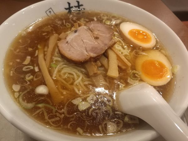「煮干だししょうゆらーめん(中)＋煮玉子」@煮干しだし醤油ラーメン 桂の写真