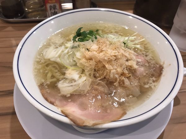 「塩らーめん」@らーめん鱗 西中島店の写真