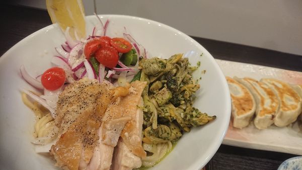 「背脂を使った油そば（限定）＋ギョーザ」@チラナイサクラの写真