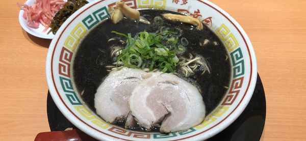 「黒ラーメン」@博多一幸舎 福岡空港国内ターミナル店の写真