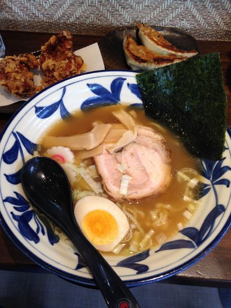 「小粋しょうゆ680円 餃子2ケ180円 からあげ2ケ200円」@コイキヤホンポの写真