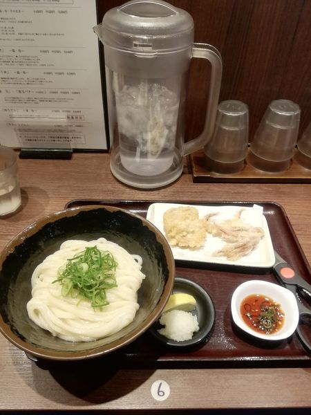 「かけ　しょうゆ　1.5玉590円かしわ天。げそ天各110円」@香川 一福 神田本店の写真