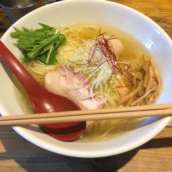 「香彩鶏だし塩ラーメン 味玉」@麺屋 翔 西新宿本店の写真