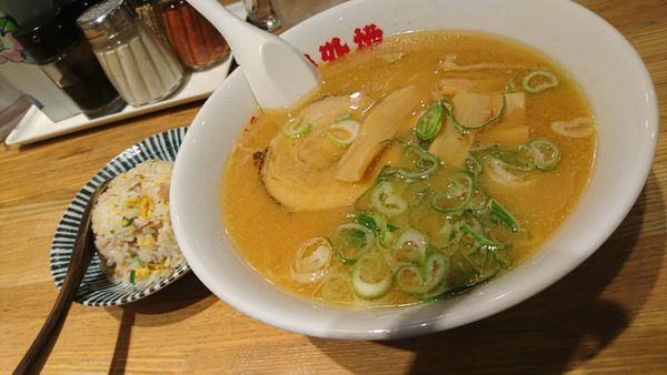 「味噌ラーメン、半炒飯」@旭川ラーメン 番外地 北口店の写真