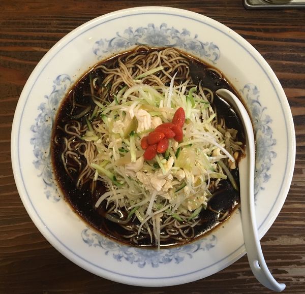 「冷し黒酢麺 大盛り」@中国ラーメン 揚州商人 新橋店の写真