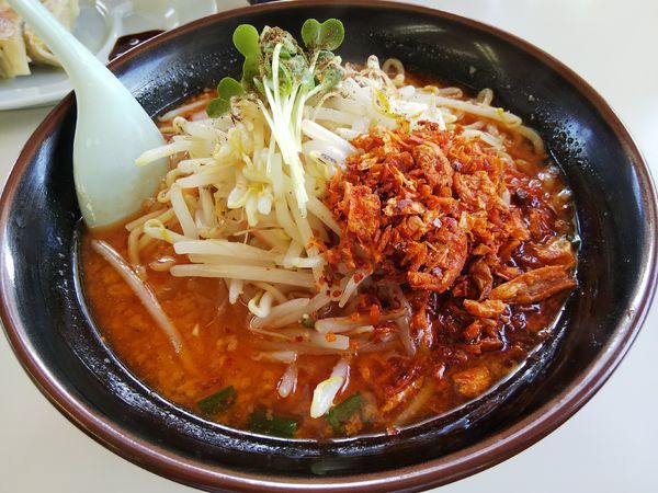 「辛みそ　（大盛り：㋚券）　＋やみつきスパイス（エビ唐辛子）」@くるまやラーメン 松本渚店の写真