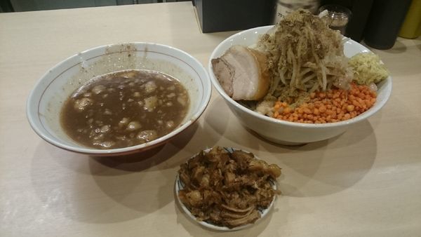 「つけ麺・大・ショウガ・ほぐし・端豚(アブラ辛揚げ)￥１０００」@鷹の目 蒲田店の写真