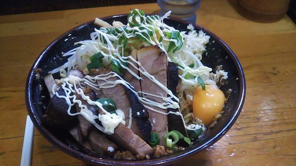 「味噌油そば中盛+チャーシュー」@自家製中華そば 麺 まる井の写真