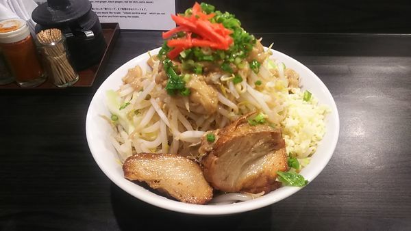 「琉球の塩ブタメン(大・ニンニクヤサイアブラ)」@恵比寿ブタメン 早稲田店の写真