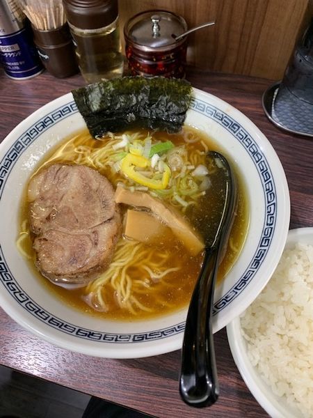 「らーめん 720円　サービス小ライス付き」@中華そば 新の写真