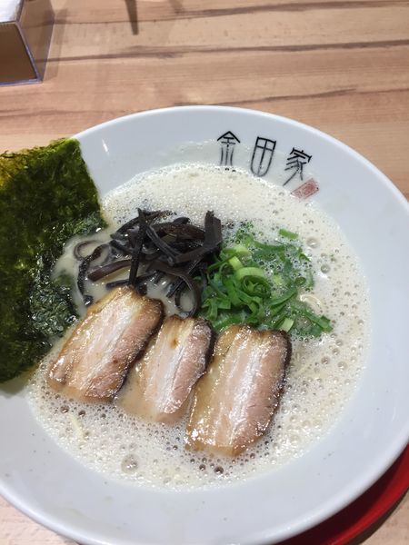 「黒豚らーめん ￥８８０円」@黒豚とんこつ 金田家 なんばラーメン一座店の写真