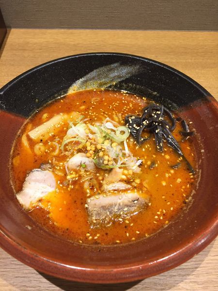 「焙煎辛みそらーめん中辛 ￥９００円」@らーめん 吉山商店 なんばラーメン一座店の写真