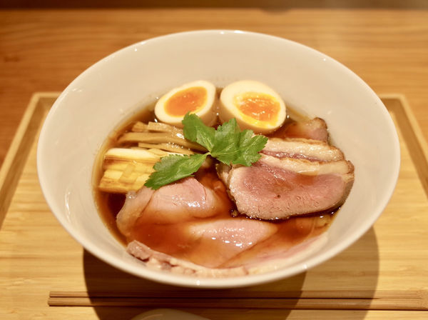 「熟成黒醤油 全部載せ…1100円‬」@拉麺 ぶらいの写真