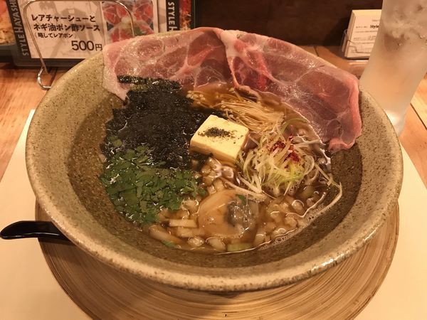 「林流醤油らーめん890円+燻製玉子150円」@創作らーめん style林の写真