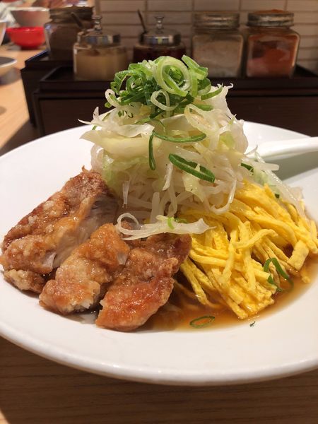 「香味野菜と揚げ鶏の冷やし中華　842円」@よってこや 恵比寿本店の写真