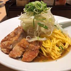 香味野菜と揚げ鶏の冷やし中華　842円