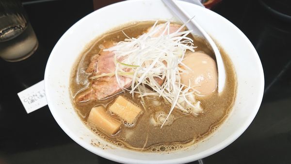 「煮干中華そばHARD(裏)  煮卵トッピング」@煮干中華そば のじじR 我孫子店の写真