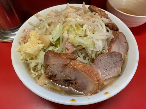 「小ぶた入り 生玉子(麺固め・ヤサイ・ニンニク・アブラ)」@ラーメン二郎 上野毛店の写真