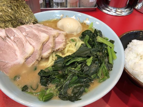 「チャーシューメン中 固め濃いめ味玉ほうれん草増し&ライス無料」@横浜ラーメン おか本の写真