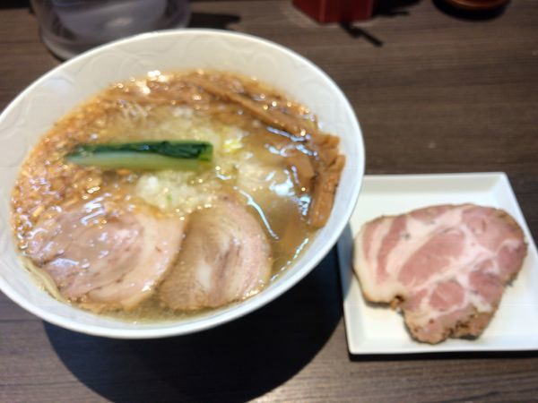 「塩山水ワンタンらぁ麺1050円＋平田牧場の肩ロース230円」@支那そばや 本店の写真