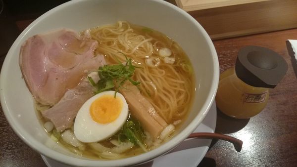 「京鴨とノドグロ煮干しそば 煮卵付き」@拳ラーメンの写真