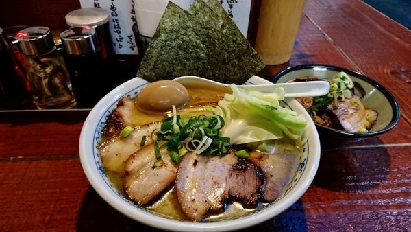 「あっさり煮干し塩らーめん+大盛り+全部乗せ+チャーシューご飯」@初代青樹の写真