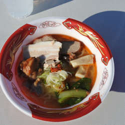 黒トリュフ香る海老麻醤塩ラーメン＋３つの力肉盛り￥２５０