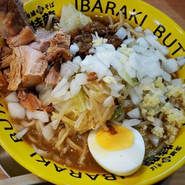 「豚そば ８５０円＋生卵＆玉ネギ１００円」@茨城豚そば 特龍 水戸堀町店の写真