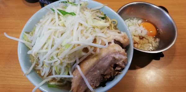 「小ラーメン、玉ねぎ玉子」@ラーメン二郎 八王子野猿街道店2の写真