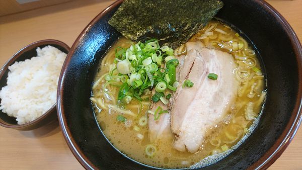 「とんこつラーメン、無料ライス」@ラーメン栄楽の写真