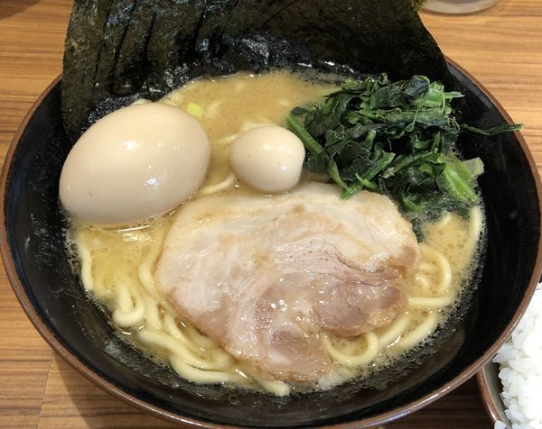 「味玉ラーメン・醤油＋クーポン海苔＋サービスライス（￥830）」@横浜家系ラーメン 壱角家 戸塚西口店の写真