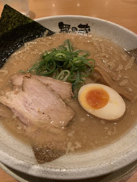 「醤油豚骨らーめん」@越後秘蔵麺 無尽蔵 汐留家の写真