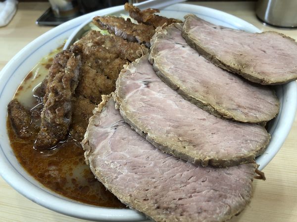 「ロース塩たんめん＋チャーシュー＋辛味」@麺工房マルオの写真