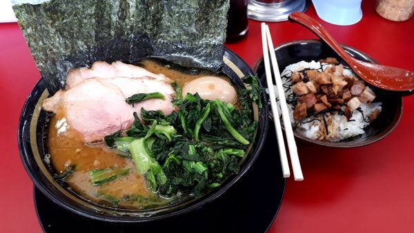 「ラーメン　ほうれん草　味たま　半チャーシューライス」@家系ラーメン 王道 いしいの写真