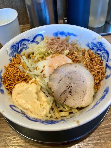 「まぜそば並(ニンニク、ベビースター、エビマヨ)卵入り¥780」@ジャンクガレッジ 狭山店の写真