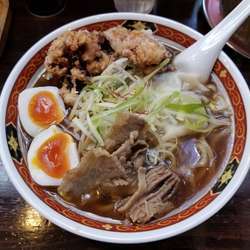 豪快盛りわんたんめん(醤油・太麺)