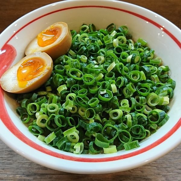 「定番ネギラーメン 味玉」@和歌山ラーメン まる岡の写真