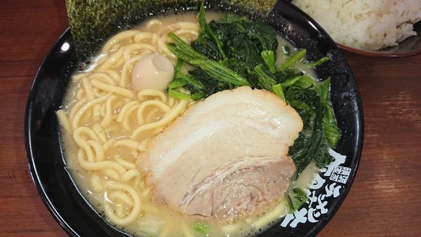 「ら～めん(並)700円+ほうれん草(100円)」@町田商店 横浜駅前店の写真