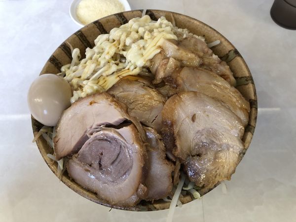 「まぜそば豚入+味玉+チーズ」@魔人豚の写真