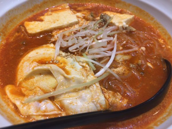 「純豆腐麺850円＋ヤンニョン唐揚げ380円」@パンチャンとジョン エキュート赤羽店の写真