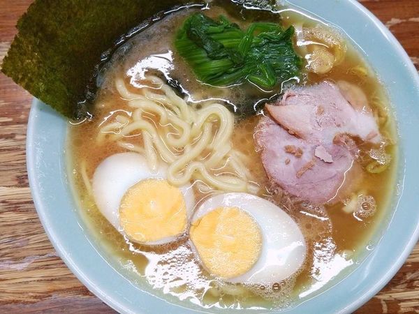 「ラーメン＋国産ほうれん草＋味玉子」@まこと家の写真