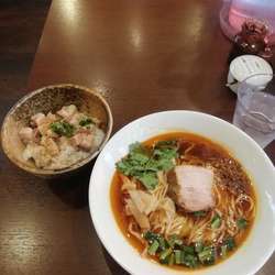 紅湯麺と角切りチャーシュー丼　980円