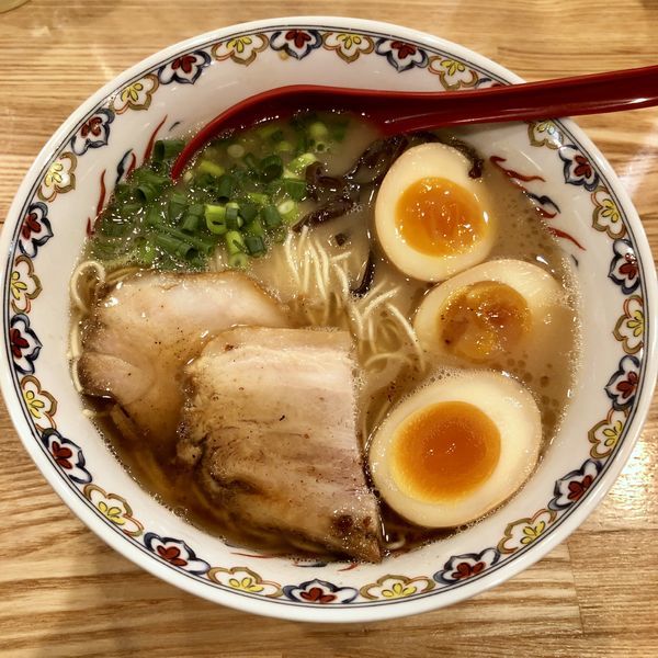 「【限定】豚骨ラーメン味玉 ￥950」@くじら食堂 nonowa東小金井店の写真