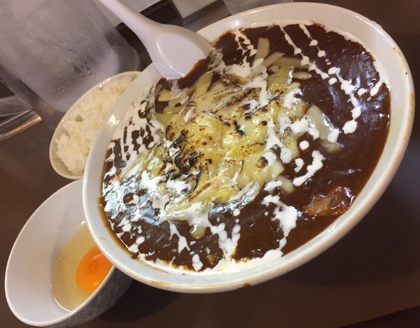 「【限定】どろりんちょデミグラスカレー麺＋焼きチーズ＋生卵」@鶏こく中華 すず喜の写真